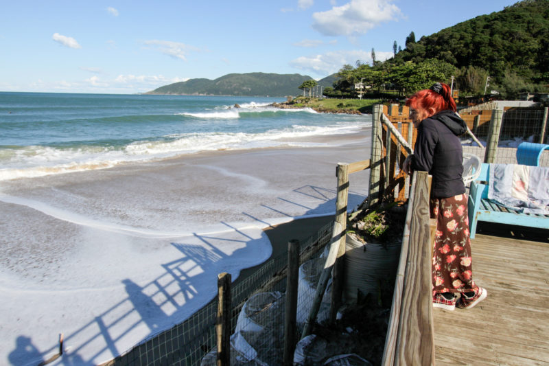 Clara Ara&uacute;jo recorda que a casa tremia no &uacute;ltimo ano, quando o avan&ccedil;o do mar destruiu parte de sua casa – Foto: Leo Munhoz/ND