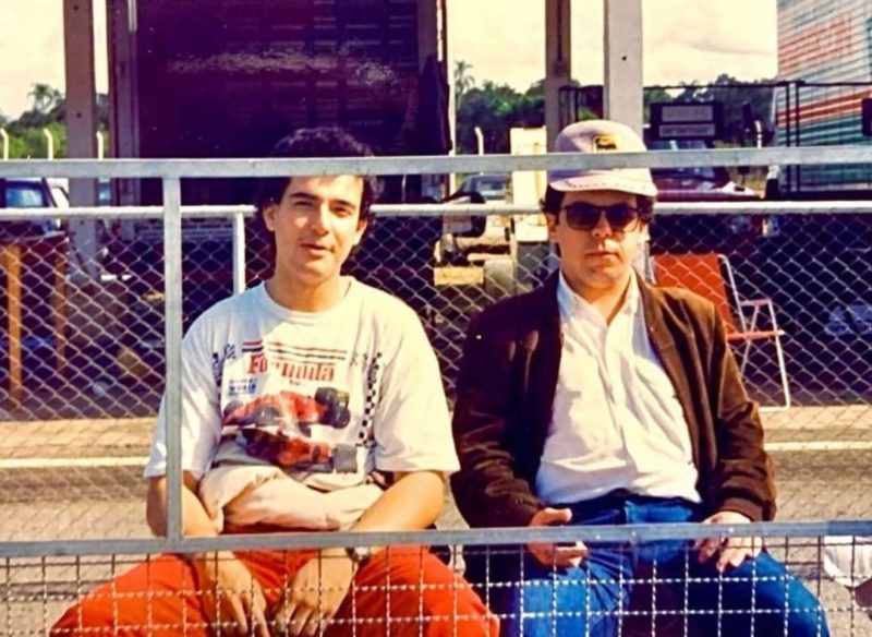 Henrique Perez de bon&eacute; no auge da sua carreira de piloto ao lado de seu primo Andr&eacute; Gaidzinski atual piloto da Porsche – Foto: Divulga&ccedil;&atilde;o/ND