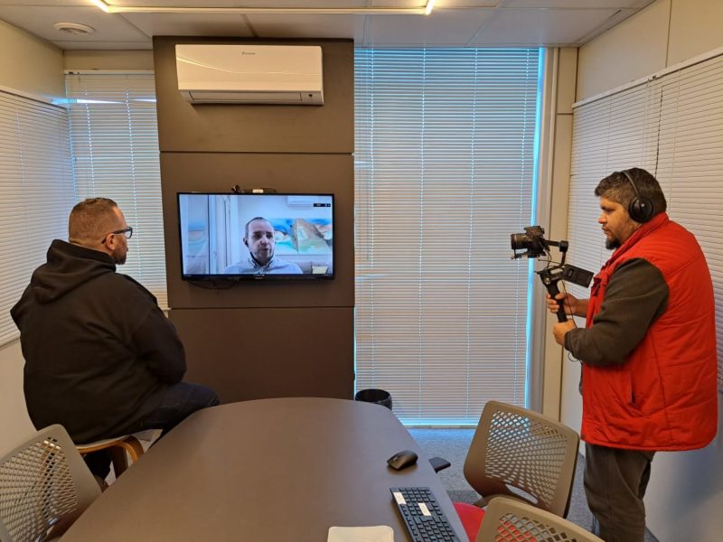 o jornalista Marcelo Cabral e o cinegrafista Vitor Miranda em mais um dia de grava&ccedil;&atilde;o da miniss&eacute;rie “Preto no Branco – Momento Figueirense” – Foto: roberto gatti
