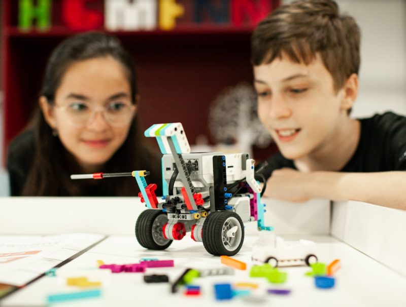 Alunos aproveitam o momento para conhecer as funcionalidades da rob&oacute;tica – Foto: Foto: Leve Fotografia com Prop&oacute;sito/Divulga&ccedil;&atilde;o/ Its Teens