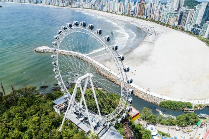Na imagem aparece Balneário Camboriú de cima e destaca a roda gigante