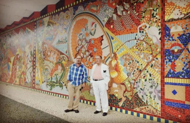 Rodrigo e seu parceiro de d&eacute;cadas, o artista Id&eacute;sio Leal, no extraordin&aacute;rio mosaico da Ufsc. – Foto: Divulga&ccedil;&atilde;o