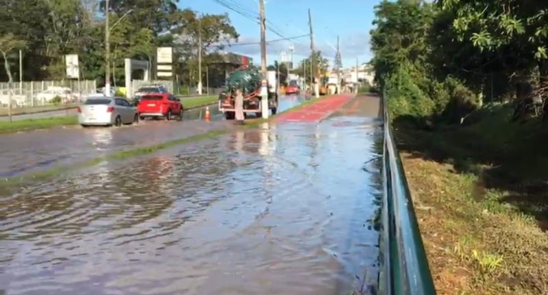 Adutora rompeu e causou transtornos em Florian&oacute;polis – Foto: Divulga&ccedil;&atilde;o/GMF