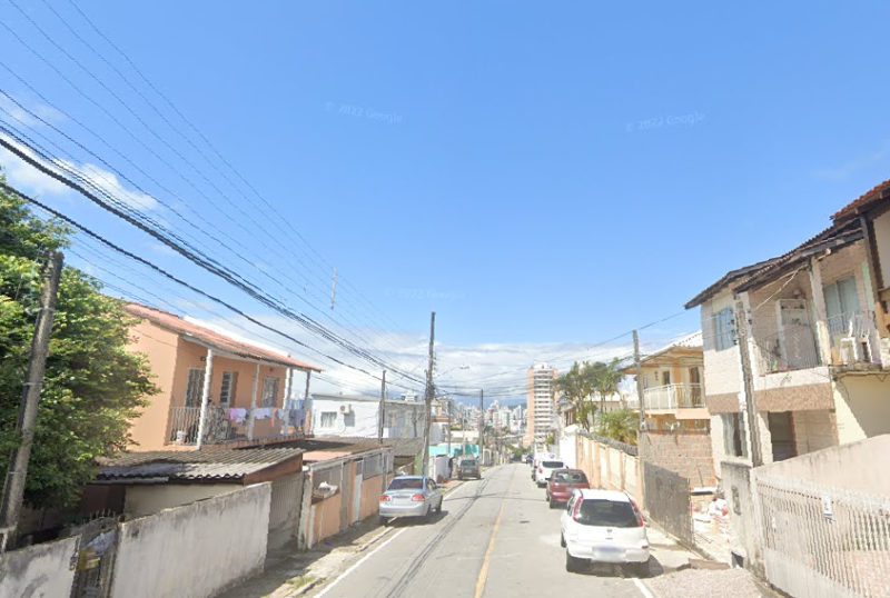 Dupla foi baleada enquanto transitava de moto na rua Chile – Foto: Google Street View/Reprodu&ccedil;&atilde;o/ND