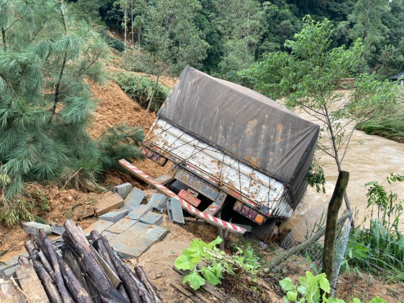 As chuvas causaram grandes estragos pela cidade – Foto: Osvaldo Sagaz/ Reprodu&ccedil;&atilde;o/ND