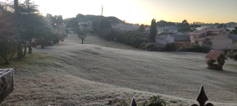 Geada fez o amanhecer dos campos tornarem-se branquinhos em S&atilde;o Joaquim – Foto: Wagner Urbano/Reprodu&ccedil;&atilde;o/ND