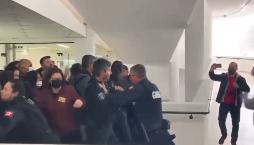 Tumulto entre servidores em greve e agentes da Guarda Municipal na prefeitura de S&atilde;o Jos&eacute; – Foto: Divulga&ccedil;&atilde;o/ND