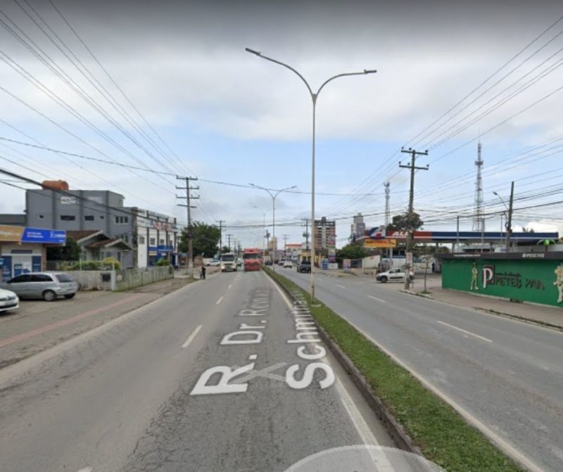 Motociclista &eacute; atingido por porta de carro e morre ao cair sob caminh&atilde;o em Itaja&iacute; – Foto: Google Maps/Reprodu&ccedil;&atilde;o/ND