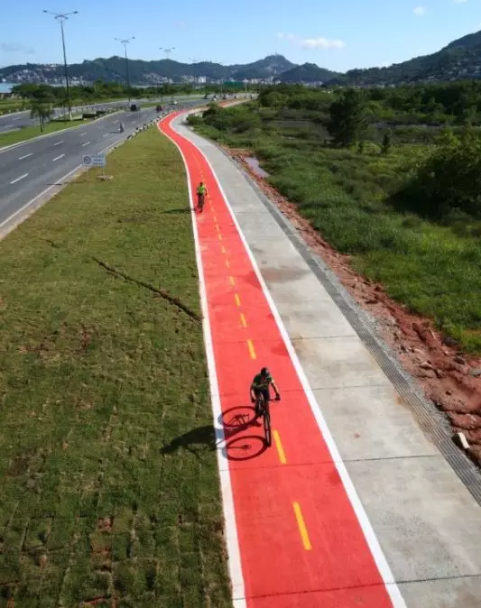 Na Expressa Sul, o município implantou uma ciclovia bidirecional de 5,2 Km de extensão, entre o túnel Antonieta de Barros e o trevo da Seta &#8211; Foto: PMF/Divulgação/ND