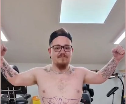 Homem tatua abd&ocirc;men sarado na barriga – Foto: Internet/Reprodu&ccedil;&atilde;o/ND