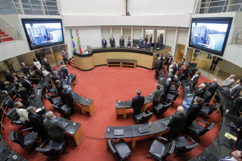 Tr&ecirc;s deputados estaduais de Santa Catarina s&atilde;o acusados de descumprimento ao regimento interno da Casa o&nbsp; – Foto: Leo Munhoz/ND