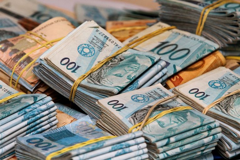 Moradora de joinville ganha carro e mais r$ 80 mil na trimania