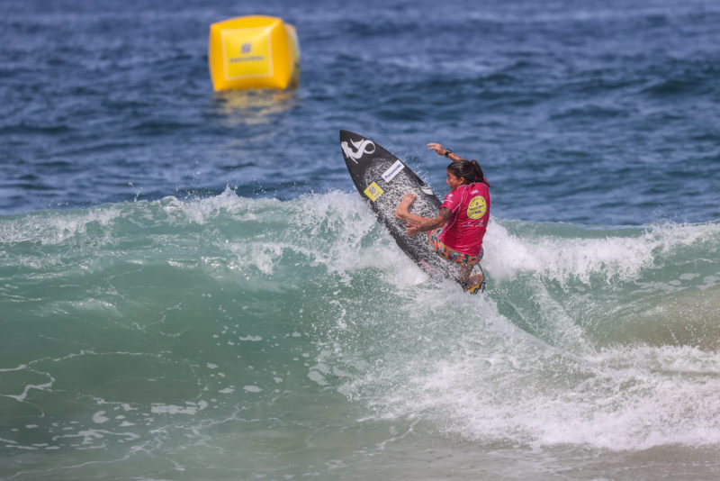 Experiência no mar: Surfista Silvana Lima conquistou o título feminino nas ondas baianas &#8211; Foto: smorigo/ND