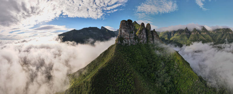Na imagem, aparece o conjunto de rochas chamado Soldados Sebold, onde pessoas praticam trekking