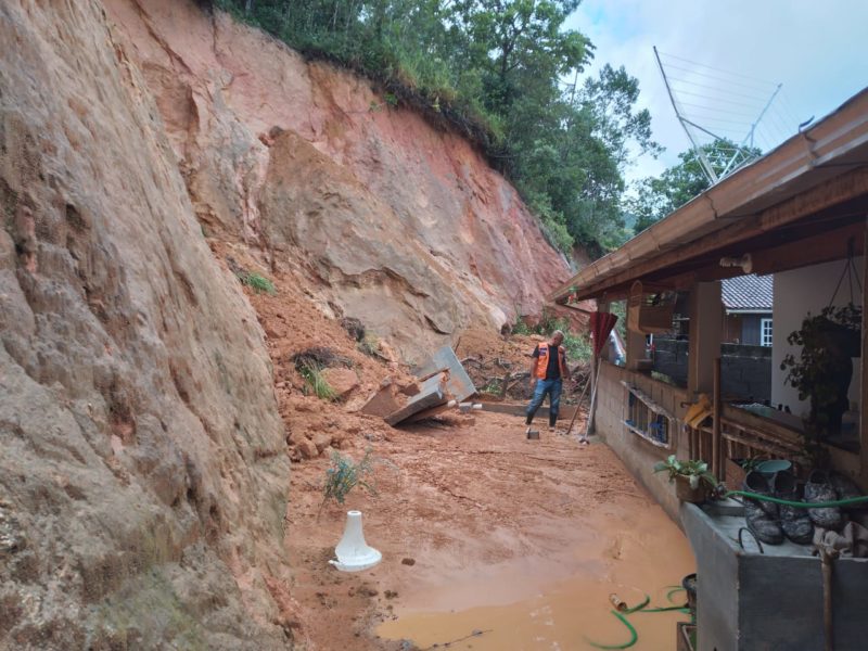 Solo encharcado propicia deslizamentos em Santo Amaro da Imperatriz – Foto: Defesa Civil de Santo Amaro da Imperatriz/Divulga&ccedil;&atilde;o/ND