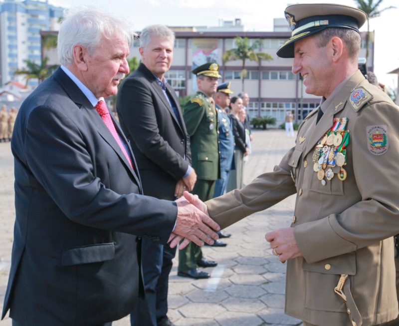 Comandante Marcelo Pontes condecora Sopelsa – Foto: Vicente Schmitt