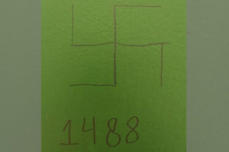 Alunos encontraram s&iacute;mbolos nazistas em banheiro de universidade em Joinville – Foto: Reprodu&ccedil;&atilde;o