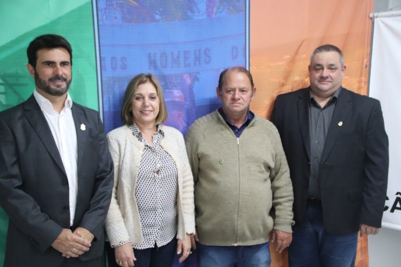 A presidente da C&acirc;mara de Vereadores de Crici&uacute;ma, vereadora Roseli Pizzollo com tr&ecirc;s dos quatro suplentes que assumem hoje: William Pacheco, Dailton Feuser e Ediv&acirc;nio Manenti. – Foto: Haudrey Maffioletti