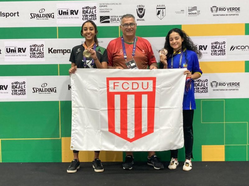 Dobradinha no Taekwondo: Maria Gabriela foi ouro, o chefe da Delegação da FCDU &#8220;Professor Tita&#8221; e Brenda Thalita, medalha de bronze &#8211; Foto: divulgação FCDU