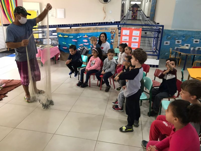 O pescador Alo&iacute;sio de Andrade explica que a rede &eacute; usada para coleta de peixes e camar&atilde;o – Foto: Divulga&ccedil;&atilde;o/PMF/ND