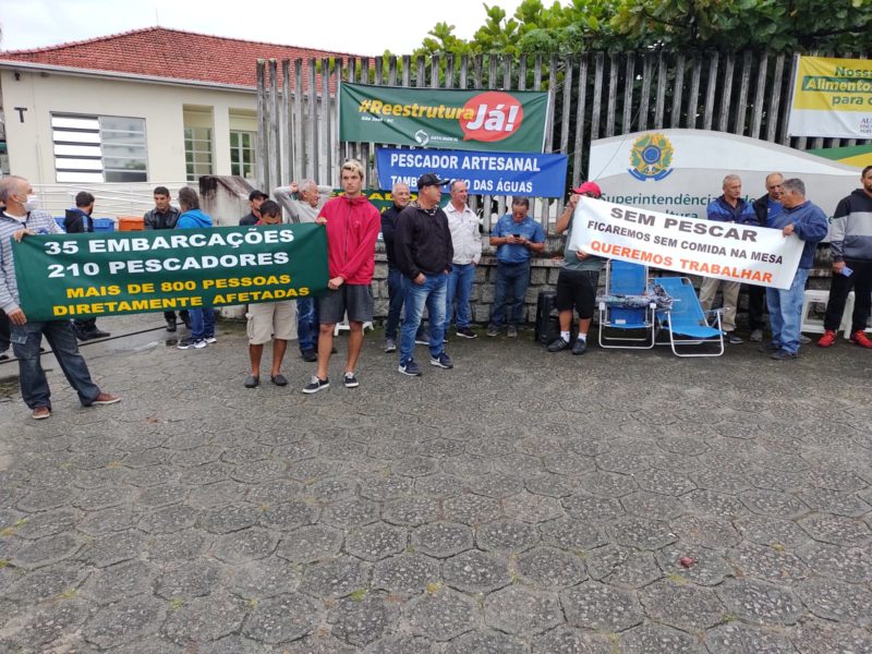 Pescadores protestaram em frente a Superintend&ecirc;ncia Federal de Agricultura, Pecu&aacute;ria e Abastecimento – Foto: Paulo Mueller/NDTV