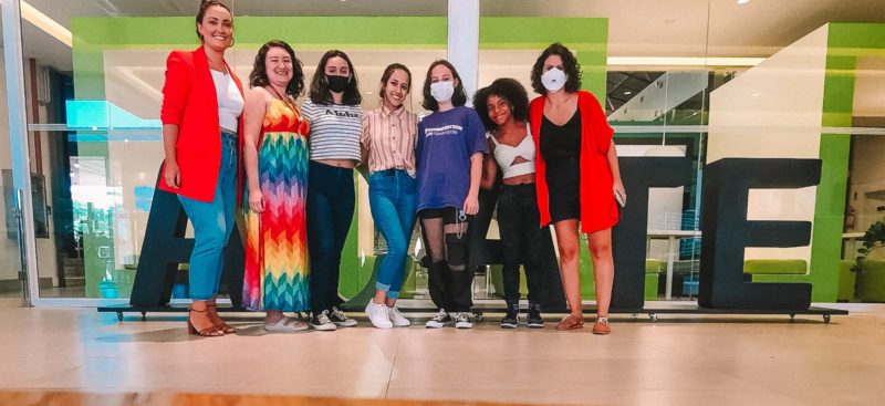 Algumas mulheres que j&aacute; participaram como alunas no projeto hoje atuam como mentoras – Foto: Giselle Ara&uacute;jo/Divulga&ccedil;&atilde;o/its Teens