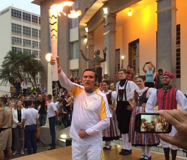 Cl&aacute;udio carregou em 2016 a tocha ol&iacute;mpica em Blumenau – Foto: Reprodu&ccedil;&atilde;o/Internet/ND