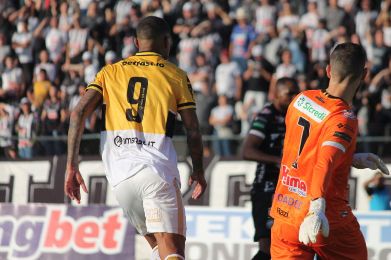 Atacante Tiago Marques sofreu entorse no joelho direito. – Foto: Celso da Luz-Assessoria do Crici&uacute;ma