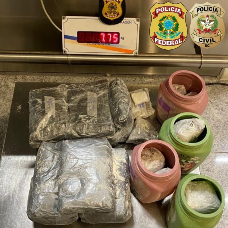Passageira &eacute; presa com 7,75 kg de maconha em Florian&oacute;polis – Foto: PMSC/Divulga&ccedil;&atilde;o/ND