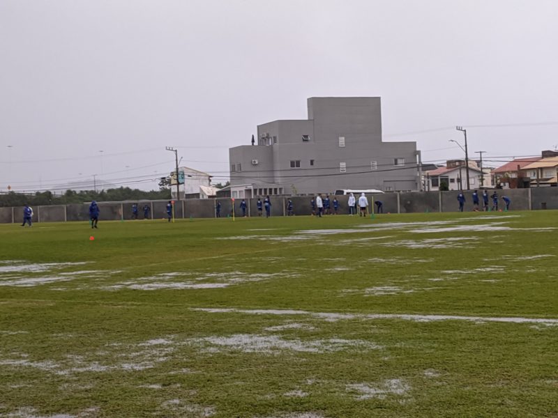 Avaí treinou debaixo de muita chuva em Florianópolis