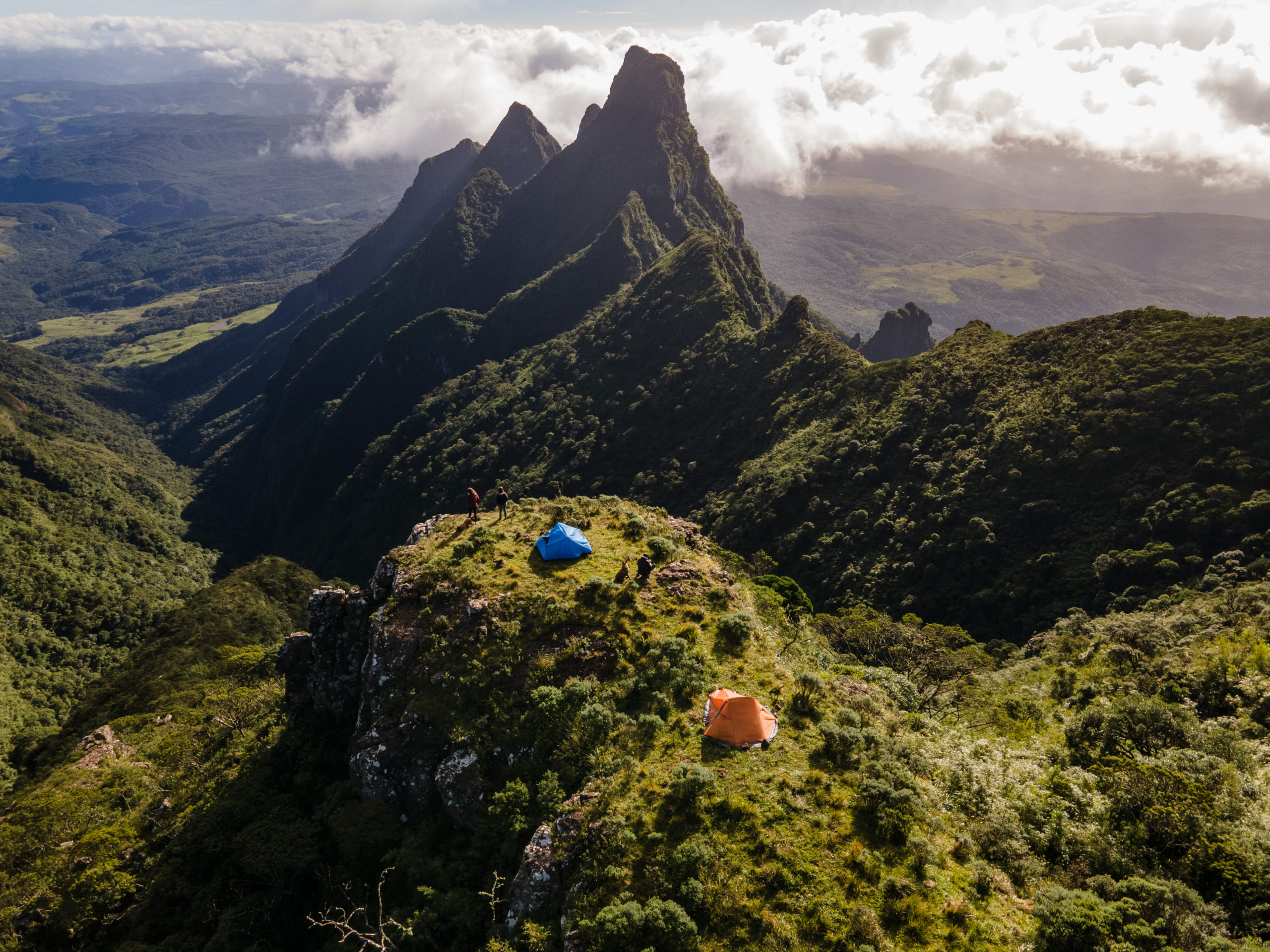 4 trilhas em SC para caminhada que você pode fazer com vista para o mar