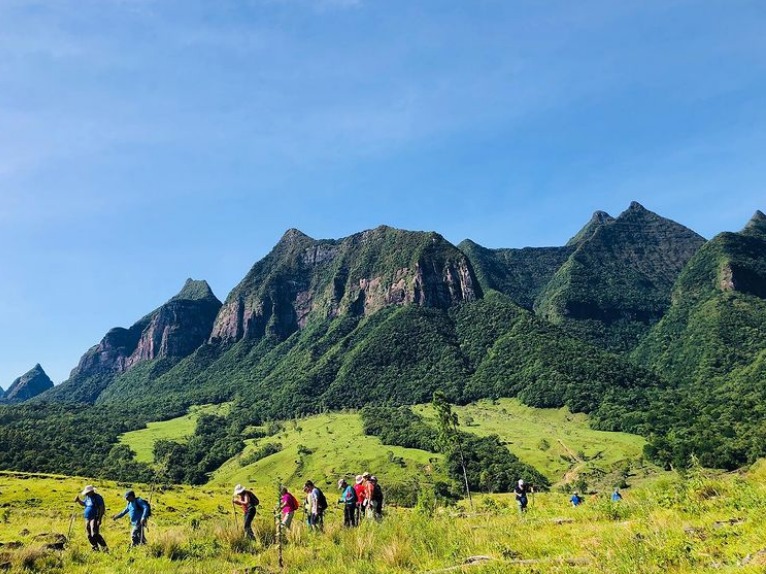 A imagem mostra pessoas fazendo trilha no Parque Estadual da Serra Furada