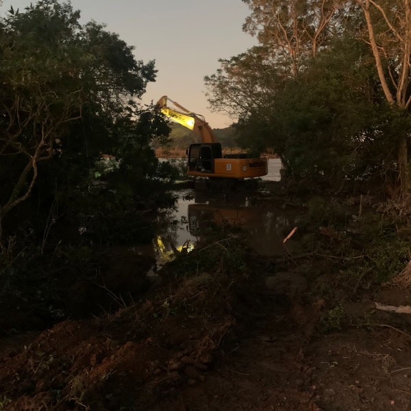 M&aacute;quinas s&atilde;o obrigadas a trabalhar mesmo &agrave; noite para evitar maiores consequ&ecirc;ncias &agrave; popula&ccedil;&atilde;o de Tubar&atilde;o. – Foto: Divulga&ccedil;&atilde;o/ND