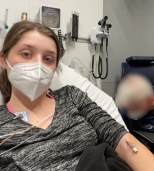 Ellie precisou ficar internada em hospital por n&atilde;o suportar as dores que sentia – Foto: Kennedy News/The Sun/Reprodu&ccedil;&atilde;o/ND