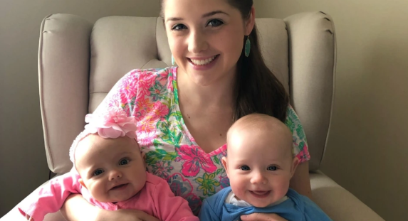 Ellie descobriu possuir um tumor gigante em sua coluna vertebral ap&oacute;s meses de diagn&oacute;sticos err&ocirc;neos – Foto: Kennedy News/The Sun/Reprodu&ccedil;&atilde;o/ND