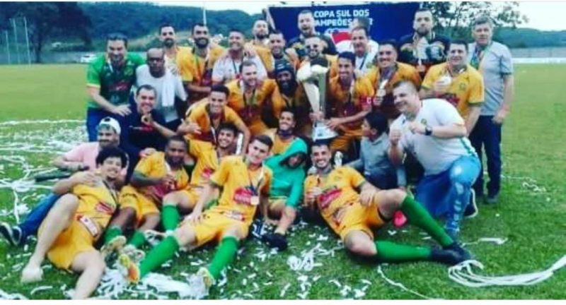 Jogadores do Turvo comemoram o t&iacute;tulo da Copa Sul. – Foto: Arquivo Pessoal