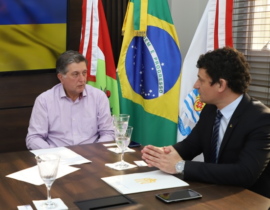 Prefeito de Florian&oacute;polis, Top&aacute;zio Neto, e o embaixador da Ucr&acirc;nia no Brasil, Anatoliy Tkach – Foto: Cristiano Andujar/Divulga&ccedil;&atilde;o/PMF/ND