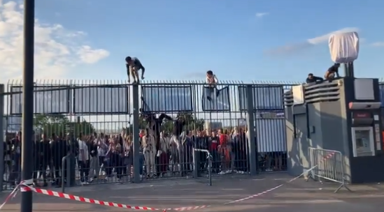 Torcedores pulam port&atilde;o para terem acesso ao est&aacute;dio – Foto: Twitter/Divulga&ccedil;&atilde;o/ND