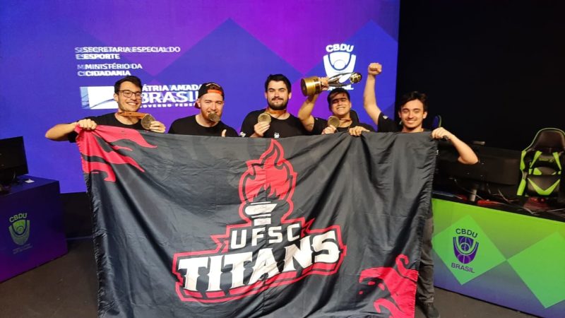 &Eacute; campe&atilde;o!!! Equipe de Santa Catarina conquista o t&iacute;tulo dos Jogos Brasileiros Universit&aacute;rios de e-Sports – Foto: divulga&ccedil;&atilde;o ufsc titans