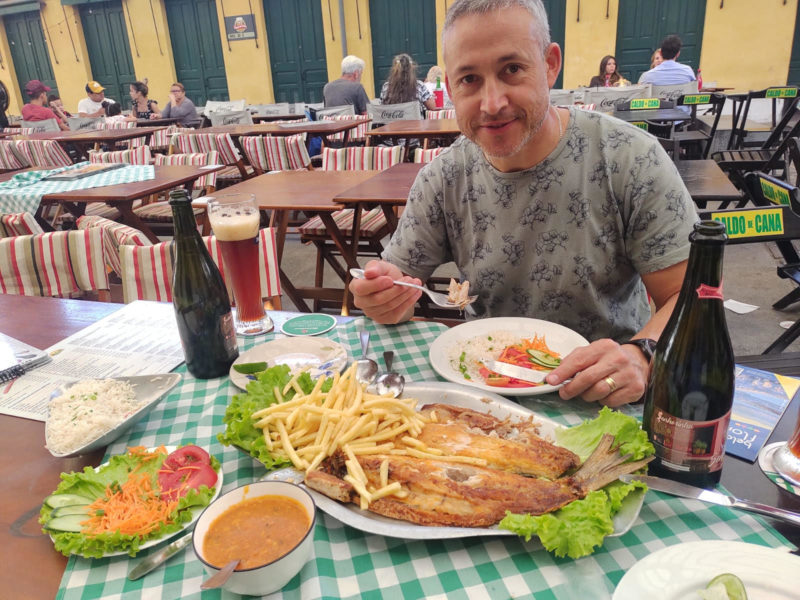 Dois amigos chilenos explorados no Mercado num almoço de domingo. – Foto: Divulgação