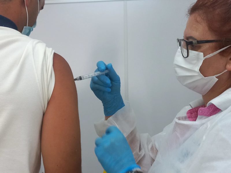 A vacinação é feita em todas as unidades de saúde do município. – Foto: Vacinas