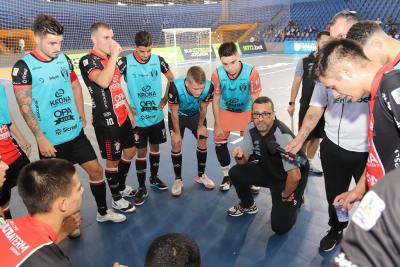 T&eacute;cnico Vandr&eacute; Costa deu bronca no time no primeiro tempo e JEC Futsal retomou o controle do jogo e saiu com a vit&oacute;ria – Foto: Christian Rizzi/Divulga&ccedil;&atilde;o/ND