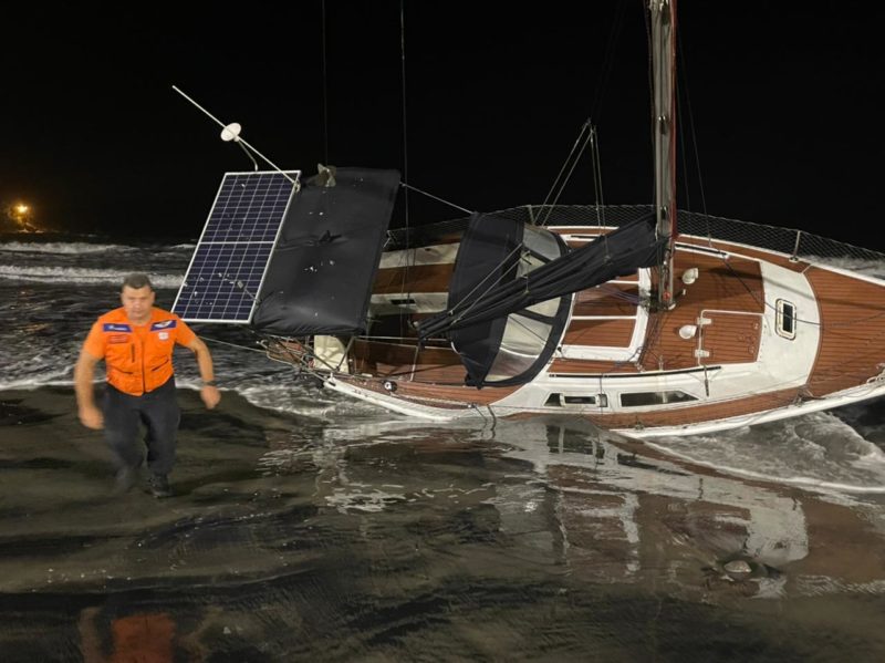 Veleiro est&aacute; encalhado na praia desde a noite de quarta-feira (4) – Foto: Defesa Civil de Florian&oacute;polis/Divulga&ccedil;&atilde;o/ND