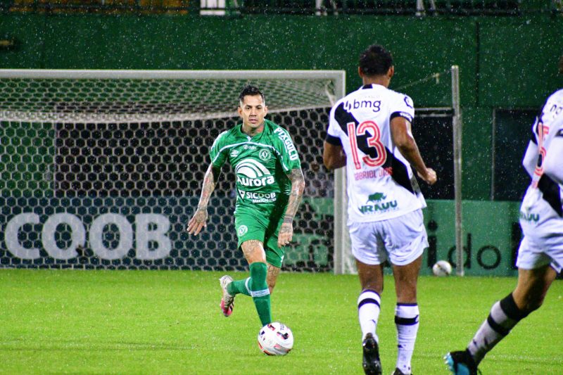 Ao lado de L&eacute;o, Victor Ramos conquistou a titularidade na Chapecoense – Foto: J&uacute;lia Galv&atilde;o/Chapecoense/ND