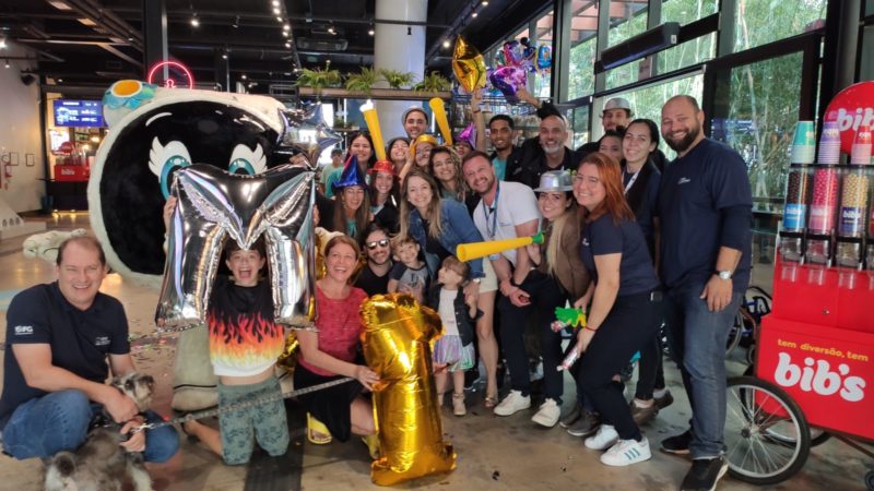 M&aacute;rcia com os visitantes de SP: Marca milion&aacute;ria – Foto: Divulga&ccedil;&atilde;o/FG Big Wheel/ND