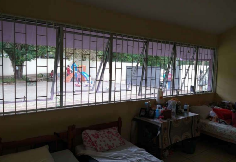 Quarto dormit&oacute;rio da Casa de Passagem de Mulheres de Florian&oacute;polis em agosto de 2021 – Foto: MPSC/Reprodu&ccedil;&atilde;o/ND