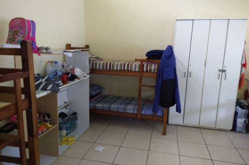 Quarto dormit&oacute;rio da Casa de Passagem de Mulheres de Florian&oacute;polis em agosto de 2021 – Foto: MPSC/Reprodu&ccedil;&atilde;o/ND