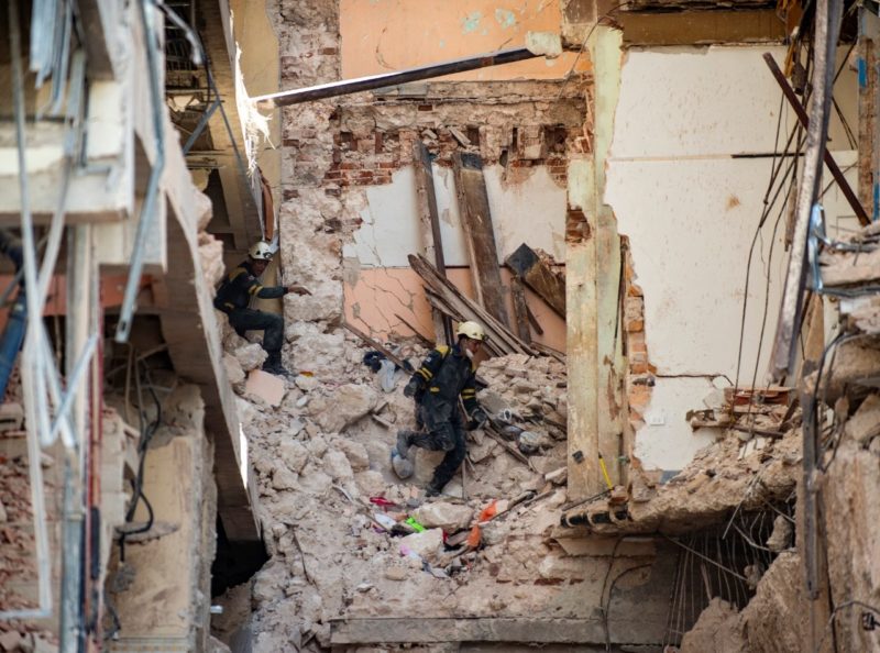 Equipe de resgate diante dos destro&ccedil;os do hotel em Cuba – Foto: Yamil Lage/AFP/ND