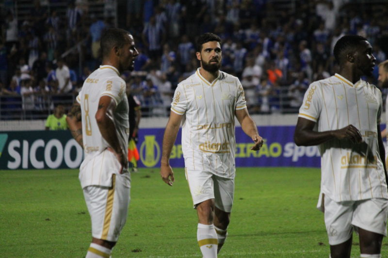 Zagueiro Rayan (centro) durante jogo do Tigre, em Alagoas. – Foto: Celso da Luz – Assessoria do Crici&uacute;ma
