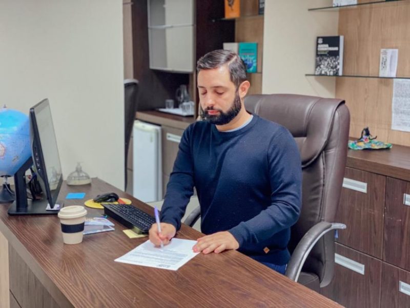 Eduardo Zanatta fez o convite para o xar&aacute; participar de reuni&atilde;o – Foto: Gabinete Vereador Zanatta/Divulga&ccedil;&atilde;o/ND